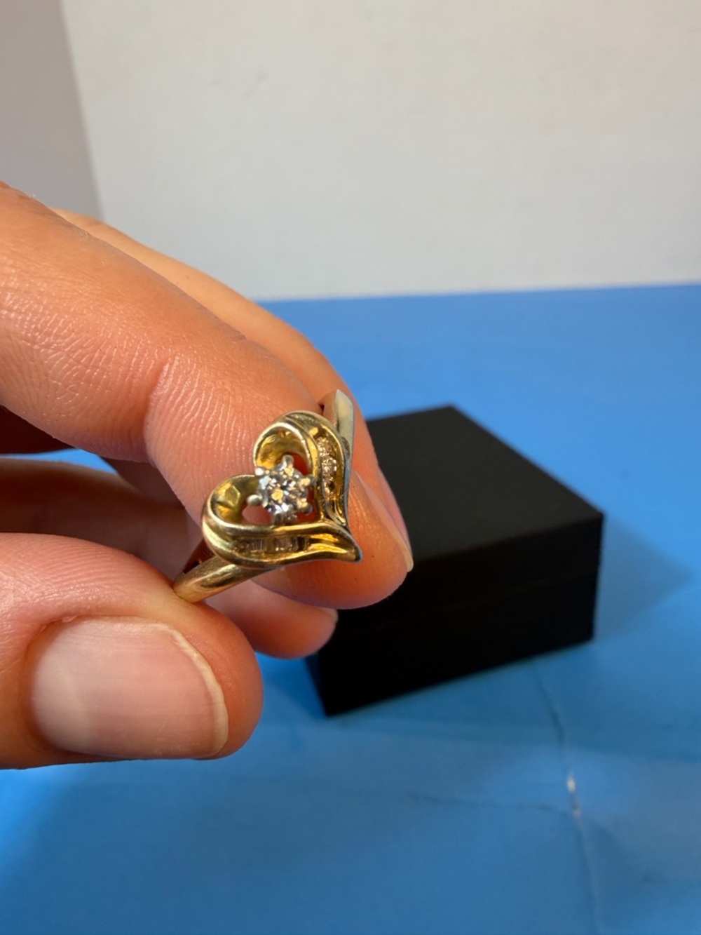Vintage women's heart-shaped ring in two-tone gold. Weight: 3.6 g.